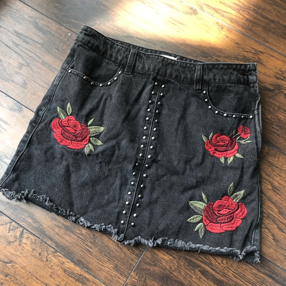 Forever 21 black embroidered skirt